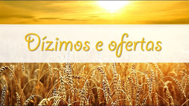 Mãos segurando moedas e notas, simbolizando dízimos e ofertas